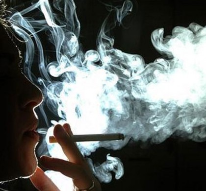 Fumar y la menopausia temprana pueden reducir la esperanza de vida, según un estudio