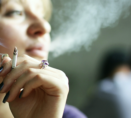 Estudio vincula el tabaquismo a la menopausia temprana